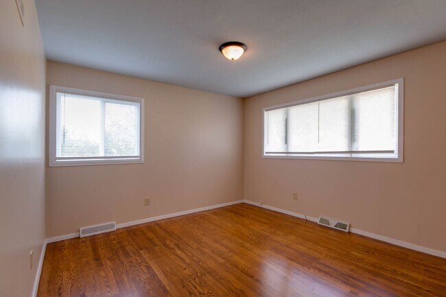 Building Photo - 1816 Elaine Dr