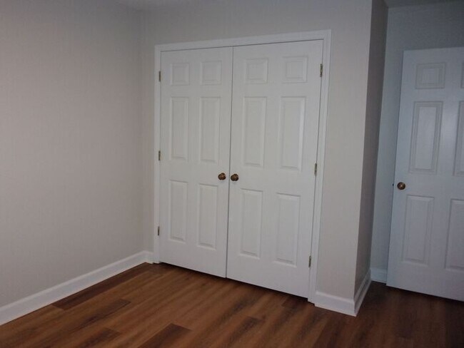 Building Photo - Beautiful 3 Bedroom 2 Bath Ground Level Condo in Tall Oak Villas