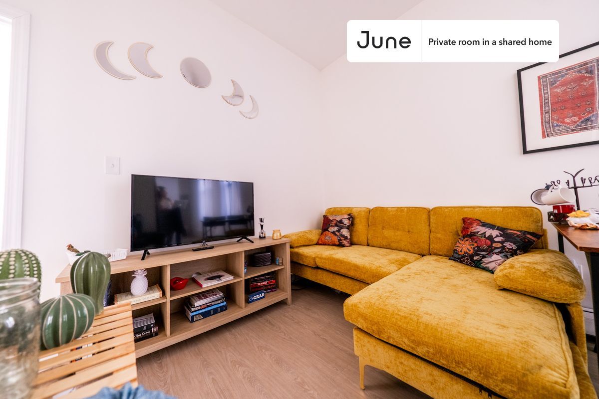Building Photo - Room in Shared 2 bed/1 bath home