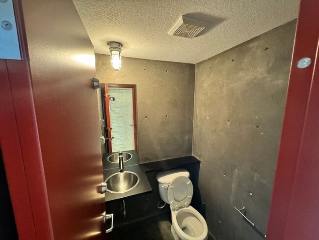 Building Photo - Two Story Townhome Available August 2025!