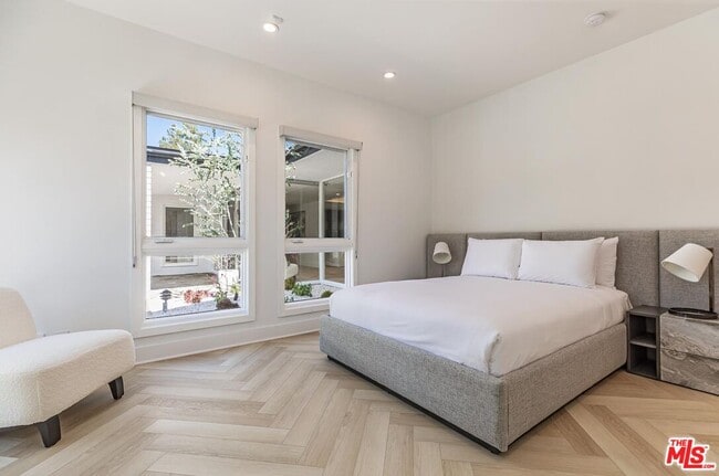 Building Photo - 502 Evelyn Pl