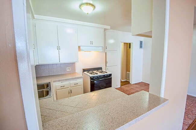 Building Photo - 1323 N Harvard Blvd