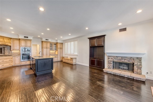 Building Photo - 9 Marisol