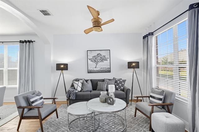 Building Photo - 529 Roundrock Ln