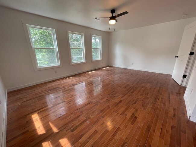 Building Photo - Big and Beautiful House with attached 1br ...
