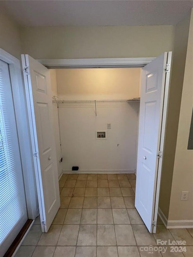 Building Photo - Spacious 2BR 2BA Townhome In Prime Location!