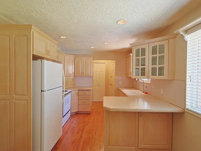 Building Photo - 132 S Larkin Ln