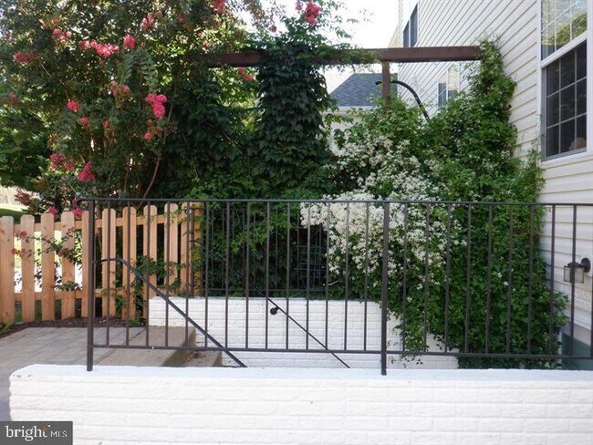 Building Photo - 830 Santmyer Dr SE