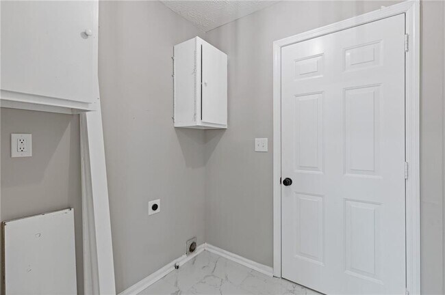 Building Photo - 1111 Pin Oak Dr