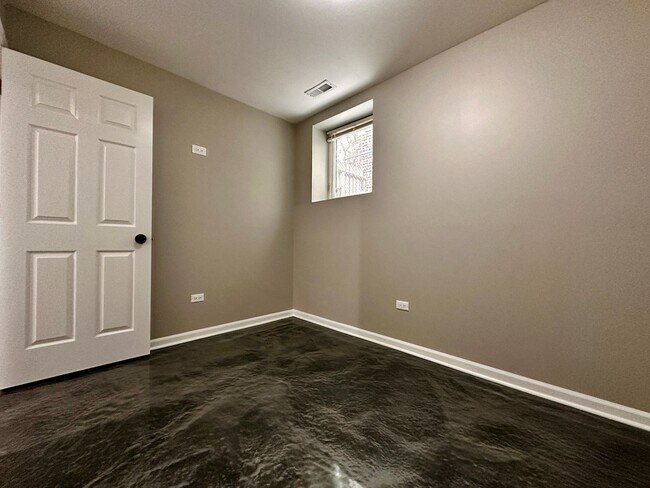 Building Photo - Amazing 4-bed Duplex by UIC