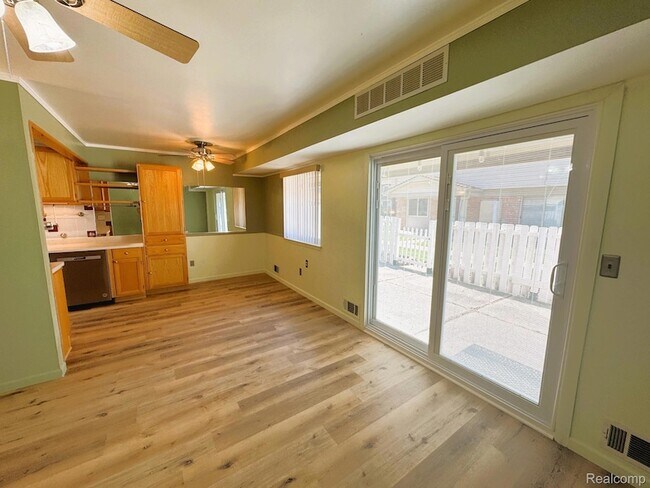 Building Photo - 15566 Dupage Blvd