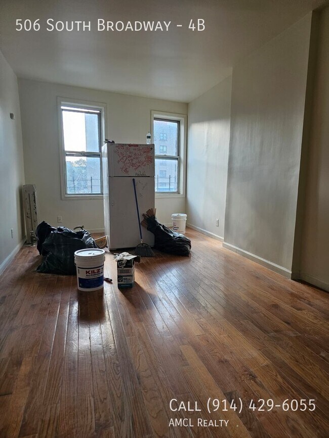 Building Photo - 506 S Broadway