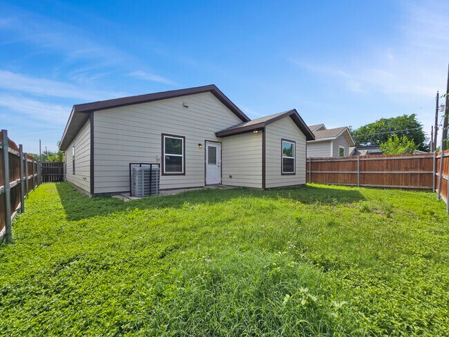 Building Photo - 1332 Dreiss St