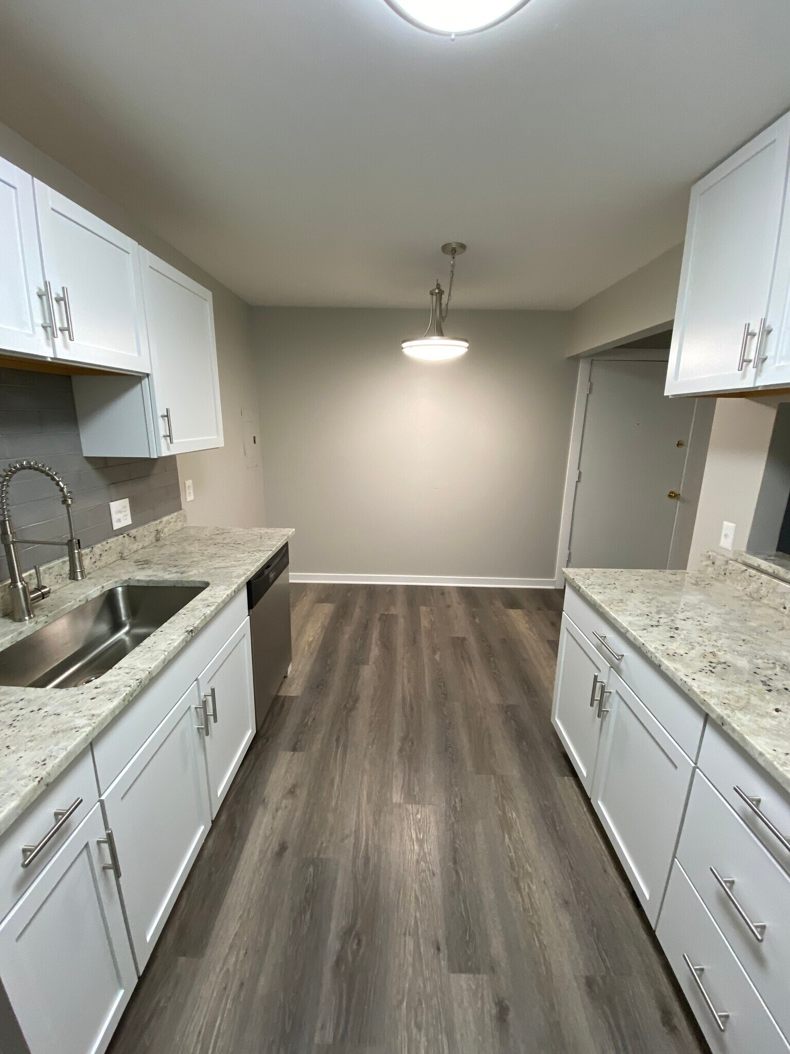 Building Photo - 125 Twin Oaks Dr