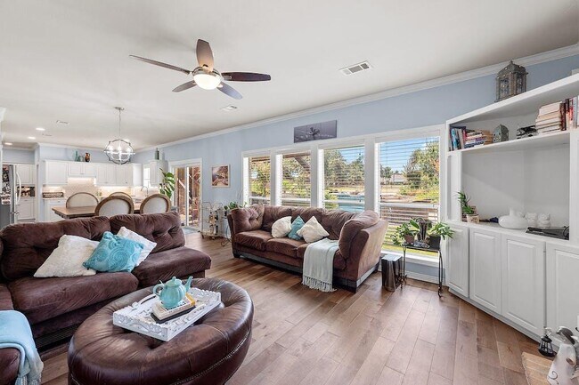 Building Photo - 1207 Lakeway Dr