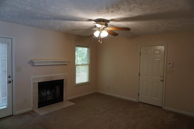 Building Photo - 2808 Rosemeade Dr