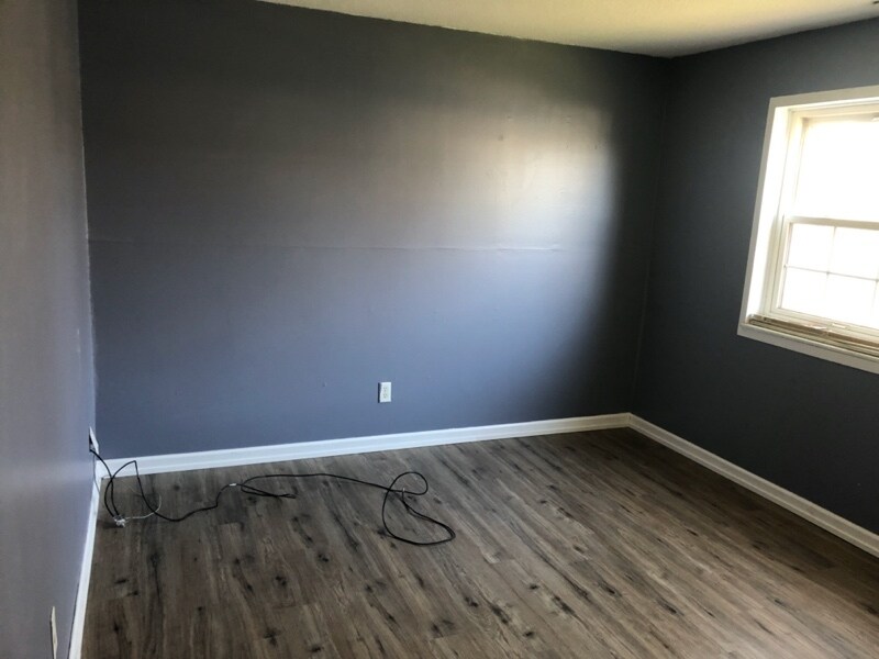 Building Photo - 1120 E 6th St