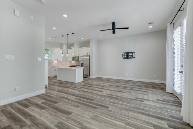 Building Photo - 1329 Buescher Dr