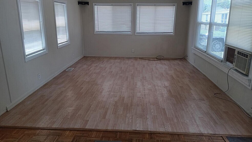 Building Photo - 1501 W 4th St