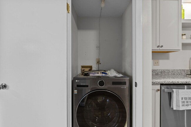 Building Photo - 1636 Mill Oak Dr