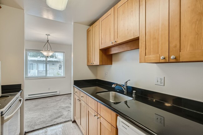 Building Photo - Fabulous Top Floor End Unit 1 Bed 1 Bath N...