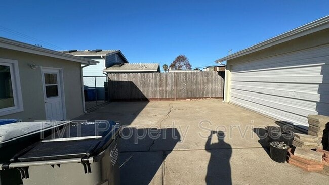 Building Photo - 1339 Newport Ave