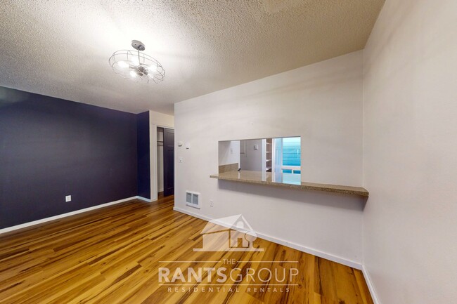 Building Photo - Lovely and spacious townhouse with a 1-car...