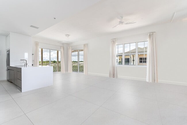 Building Photo - Top Floor Waterfront Condo - Renovated 1 B...