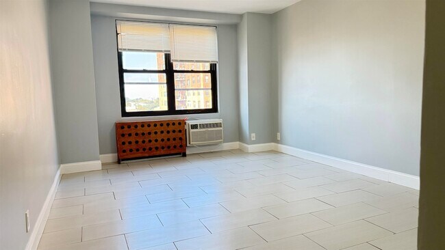 Building Photo - 10 Huron Ave