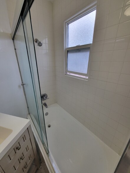 Building Photo - 485 S Roxbury Dr