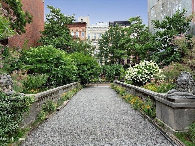 Building Photo - 198 Bowery