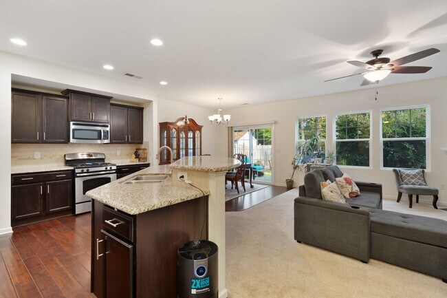 Building Photo - Incredible 3be/2.5ba House In Quiet Neighb...