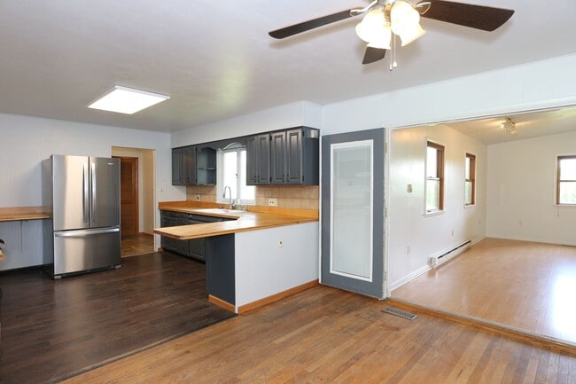 Building Photo - Country Rambler on Large Lot!