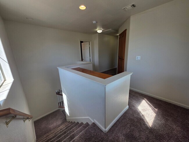 Building Photo - 3 bedroom with an extra office/den space in Modesto!