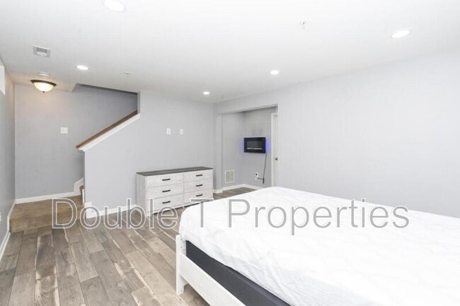 Building Photo - 1841 Graymount Way