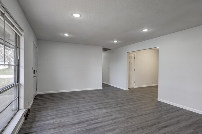 Building Photo - 2716 S Vermont Ave.