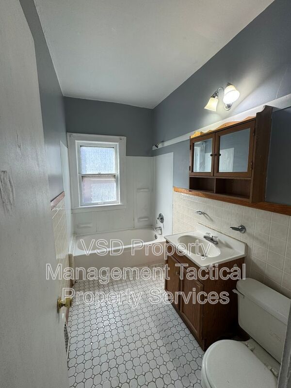 Building Photo - 3289 E 143rd St