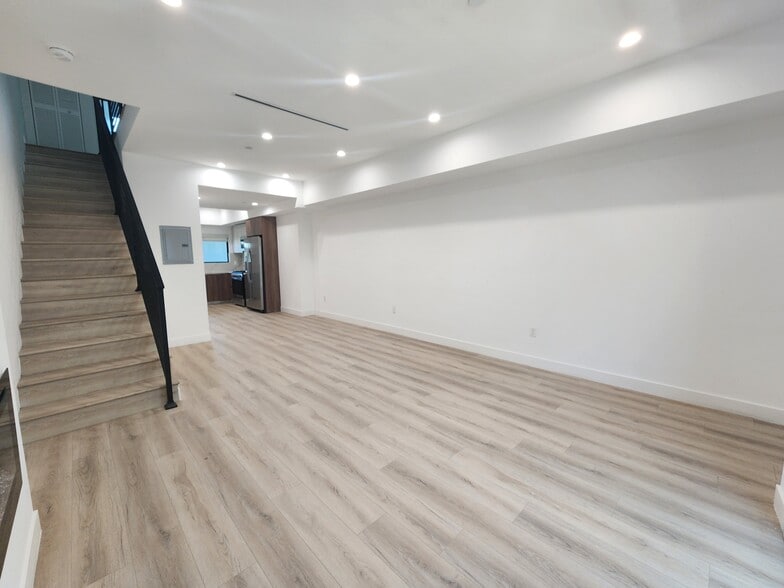 Building Photo - 6061 Fulton Ave