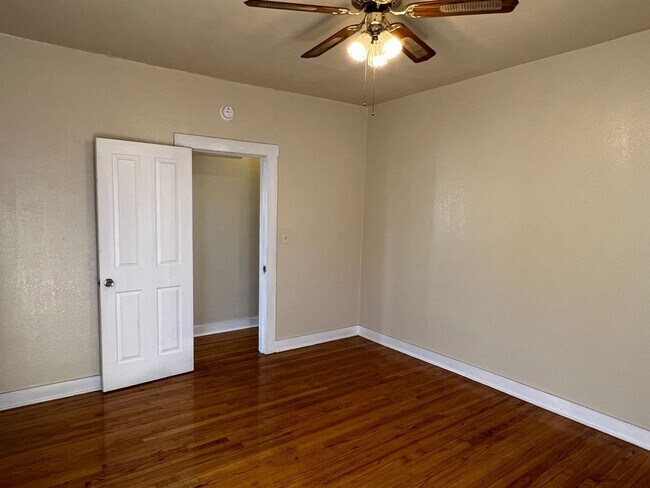 Building Photo - 2 Bedroom 1 Bath House For Rent!