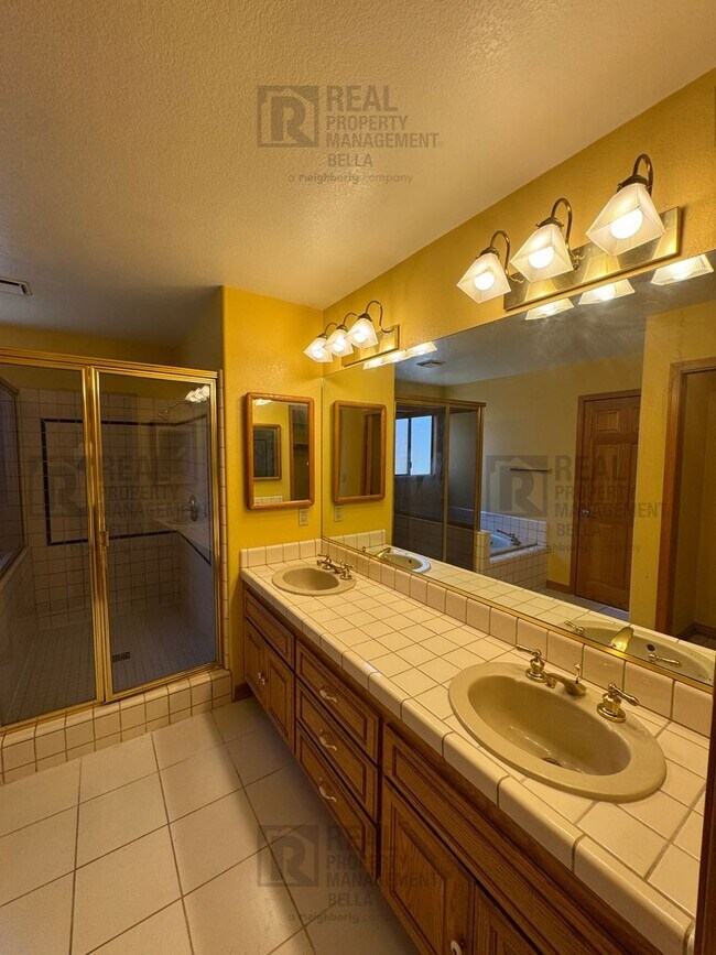 Building Photo - Waterfront Living in Canyon Lake!