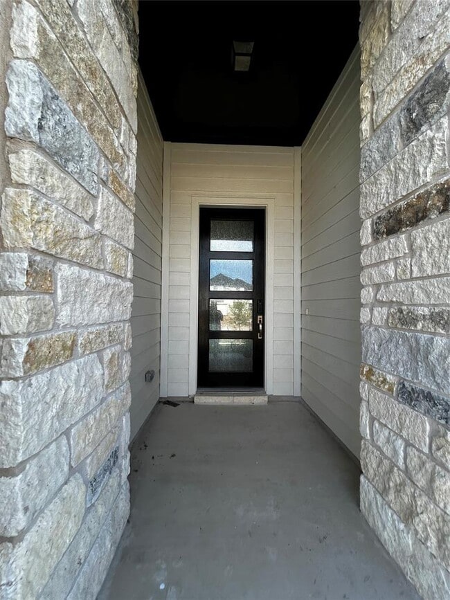 Building Photo - 612 Echo Pass