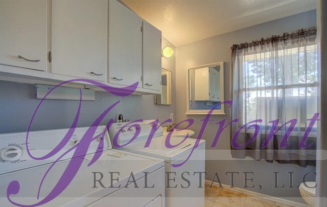 Building Photo - 2045 Laramie Ave