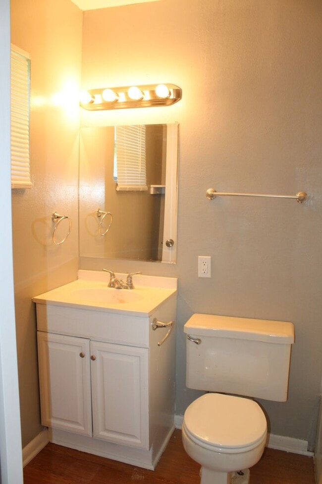 Building Photo - REMODELED!!  3 beds, 2 bath