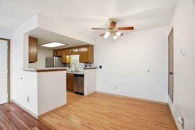 Building Photo - $1,695.95 - 2 Bed, 2 Bath Condo in Aurora with Central AC, and In Unit Laundry!
