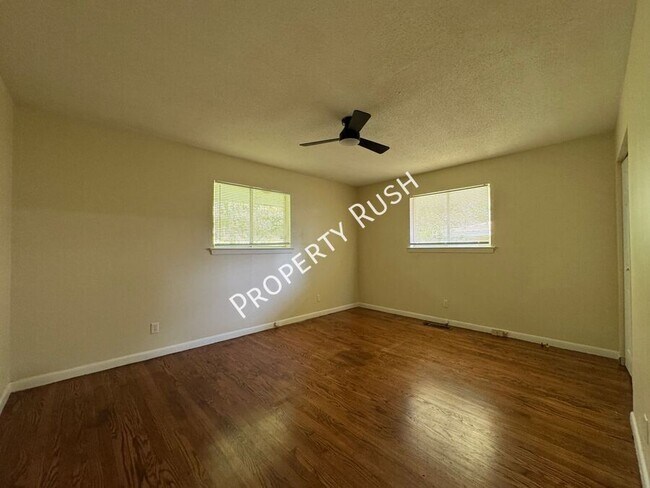 Building Photo - 1017 N Larchmont Dr