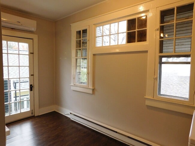 Building Photo - 206 King St