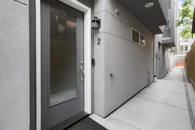 Building Photo - 1 Month Free - 2 Bed Room / 2.5 Bath - Roo...