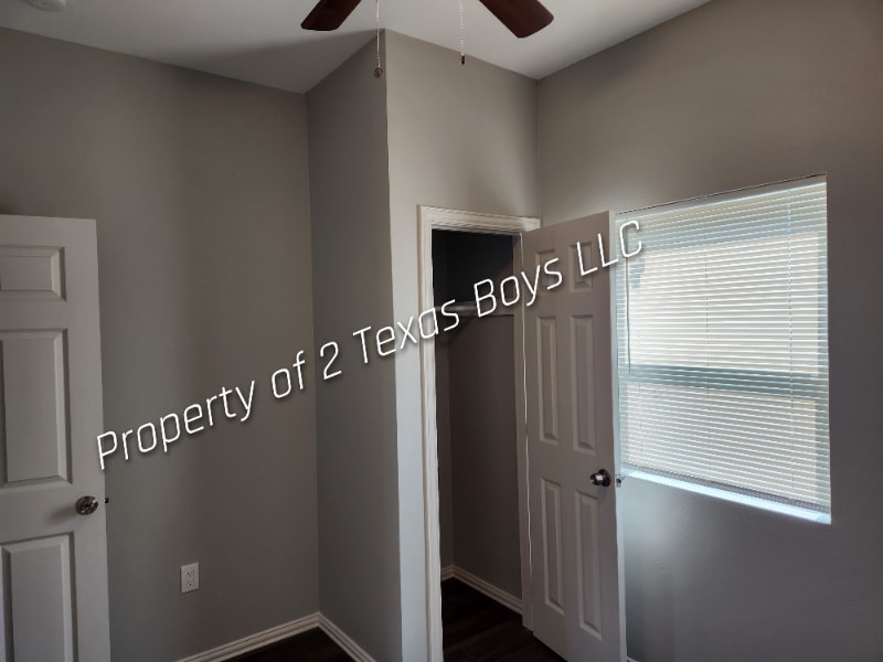 Building Photo - 101 N Pecan St