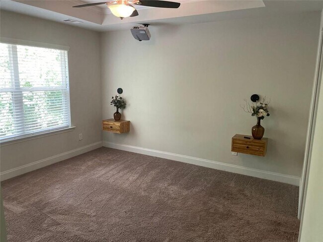 Building Photo - 560 Vandenburg Dr