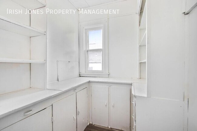 Building Photo - 374 Breckenridge St